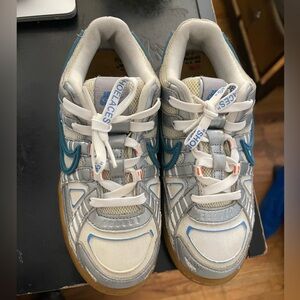 Used like new kids off white dunks size 1.5